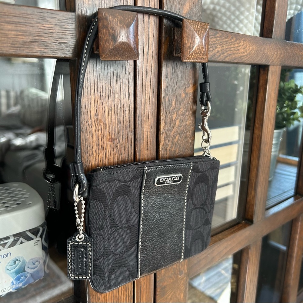 Coach | mini wristlet